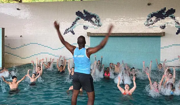 Recreação para adultos e crianças em piscina de hotel